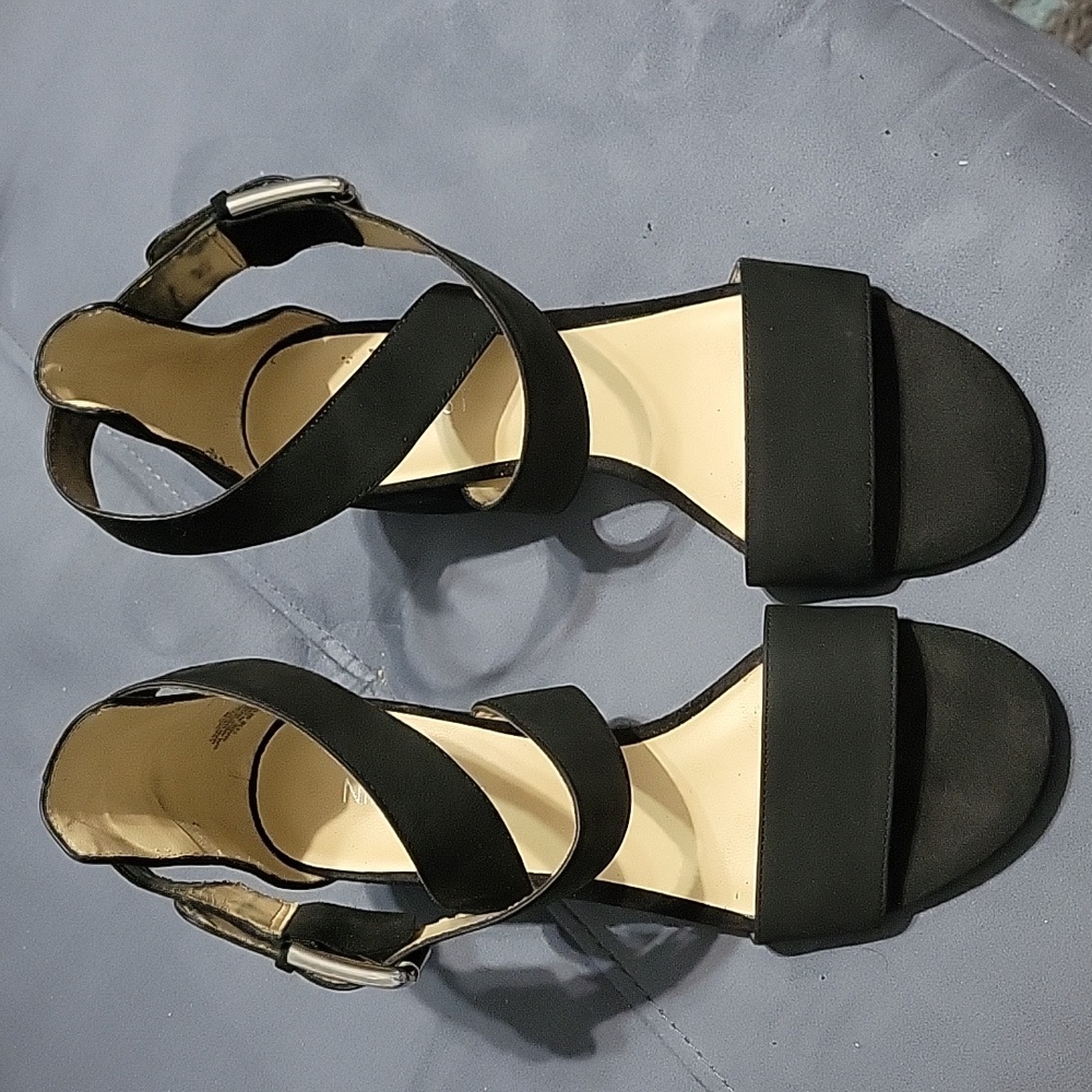 Nine West, size 6  black sandal. Great condition. Cross buckle strap.